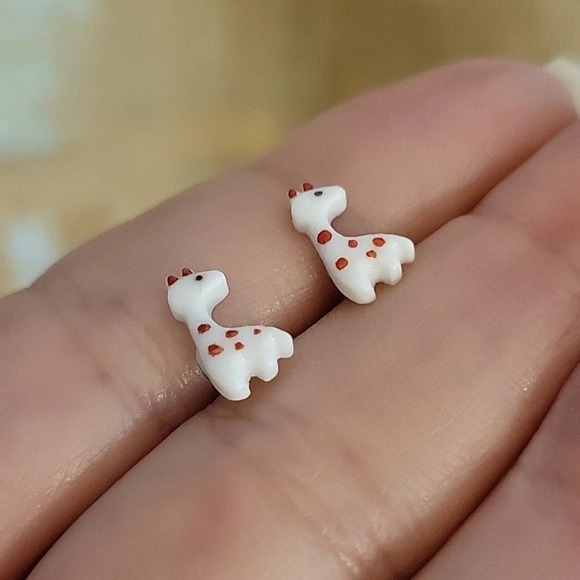 Tiny Giraffe Ceramic Stud Earrings - Picture 5 of 7